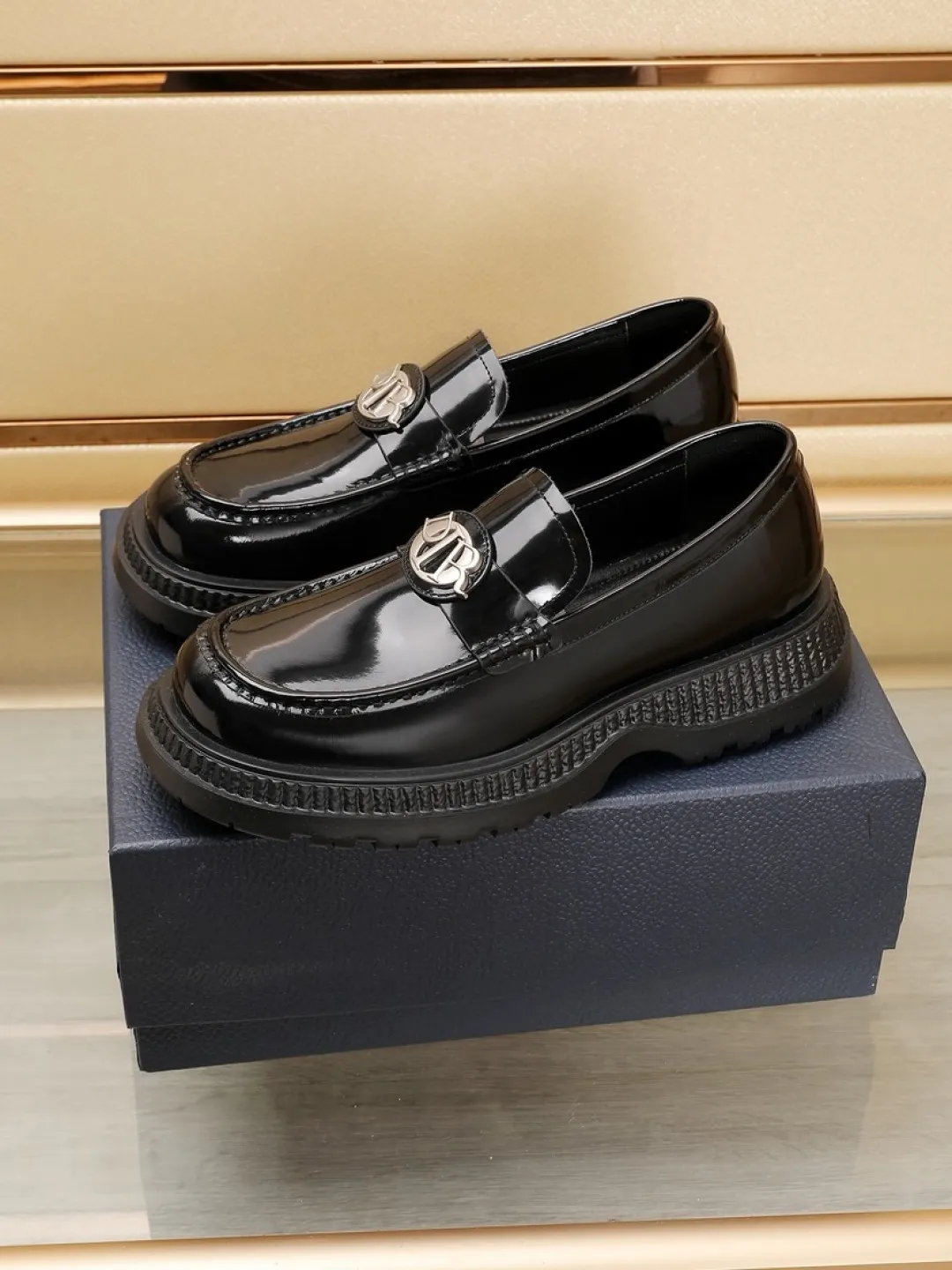 Factory P500💰dior 🆕Men's classic loafers, which combine classic shoe styles with retro California style. Slipper style design, easy to put on and take off. Crafted from top-grain cowhide leather, they feature a rubber lugged sole and the DIO* AND SHAWN signature in brass and enamel. Wear it with casual clothing or a suit. Size: 38-44 (45.46 customized